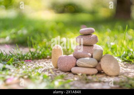 pierres en équilibre les unes sur les autres pour créer une tour de pierres pour la méditation et le repos dans la nature Banque D'Images