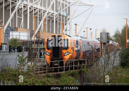 Train diesel de classe 196 du West Midlands Railway à la gare Coventry Arena, West Midlands, Angleterre, Royaume-Uni Banque D'Images