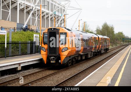 Train diesel West Midlands Railway classe 196 à la gare Coventry Arena, Coventry, Royaume-Uni Banque D'Images