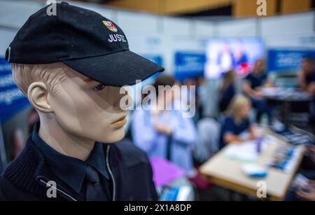 Schwerin, Allemagne. 16 avril 2024. Les conseillers en carrières douanières informent les jeunes sur les possibilités de formation sur un stand d'information au salon de l'emploi «vocatium» - un salon professionnel pour la formation et les études. Outre l'office de l'emploi de Schwerin, la Chambre des métiers et la Chambre d'industrie et de commerce, des entreprises régionales et nationales ont mis en place leurs stands d'information et font connaître aux élèves les possibilités de formation professionnelle ou de fréquentation universitaire. Crédit : Jens Büttner/dpa/Alamy Live News Banque D'Images