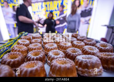 Schwerin, Allemagne. 16 avril 2024. Une entreprise de vente au détail attire les jeunes sur son stand d'information au salon de l'emploi 'vocatium' - un salon professionnel pour la formation et les études - avec de petits gâteaux éponges. Parallèlement à l'Office de l'emploi de Schwerin, à la Chambre des métiers et à la Chambre d'industrie et de commerce, les entreprises régionales et nationales mettent en place leurs stands d'information et annoncent aux élèves des possibilités de formation professionnelle ou de cours universitaires. Crédit : Jens Büttner/dpa/Alamy Live News Banque D'Images