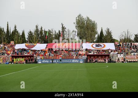 Rome, Italie. 15 avril 2024. Stadio Tre Fontane, Roma, Italie - les supporters de Roma pendant Serie A Women - Scudetto Poule Football match, Roma vs Juventus, 15 avril 2024 (photo par Roberto Ramaccia/Sipa USA) crédit : Sipa USA/Alamy Live News Banque D'Images