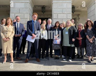 Matthew O'Toole (au centre), chef de l'opposition Stormont, avec des membres de son parti SDLP et un certain nombre de groupes de pression anti-pauvreté et pour les enfants devant les bâtiments du Parlement, à Belfast, avant la deuxième journée de l'opposition. L'opposition a proposé un certain nombre de motions visant à cibler la pauvreté, y compris une proposition visant à mettre fin au plafond de deux allocations familiales pour les familles en Irlande du Nord. Date de la photo : mardi 16 avril 2024. Banque D'Images