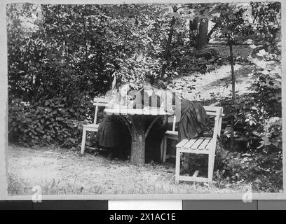 Anna Bergen (épouse du peintre Emil Jakob Schindler) avec ses filles Alma (à droite) et Grete dans le parc du château de Plankenberg, 1890 - 18900101 PD1108 - Rechteinfo : droits gérés (RM) Banque D'Images