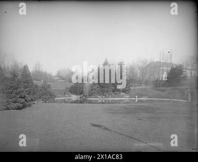 Vienne 18, Tuerkenschanzpark (Tuerkenschanz Park), étang ornemental de Welt, derrière un bâtiment, avant lui un pré de tonte. Ombre d'un lampadaire, 1890 - 18900101 PD1261 - Rechteinfo : droits gérés (RM) Banque D'Images