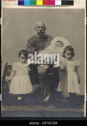 François Joseph Ier, empereur d'Autriche avec petits-enfants, François Joseph avec les petits-enfants de l'archiduc Franz Salvator de Toscane et de l'archiduchesse Marie Valérie : Hubert Salvator (sur l'utérus), Franz Charles Salvator et Elisabeth Frances. Retouchings., 1894 - 18940101 PD1609 - Rechteinfo : droits gérés (RM) Banque D'Images