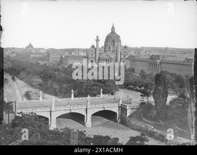 Vienne 1, Elisabethbruecke (pont Elisabeth), aperçu des techniques de direction de garnison supérieure et église de la tenue Karl, vue devant le règlement Wienfluss, 1897 - 18970101 PD0682 - Rechteinfo : droits gérés (RM) Banque D'Images