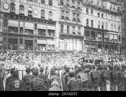 Vienne 1, Stock-im-Eisen-Platz (place Stock-im-Eisen), corpus Christi procession. Retour du Graben à la cathédrale. voiture de gala. Jonction avec Singerstrasse (Singer Street), 09.06.1898 - 18980609 PD0005 - Rechteinfo : Rights Managed (RM) Banque D'Images