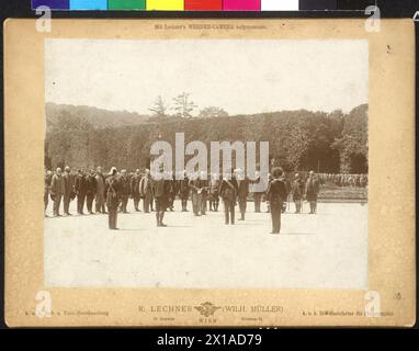 Hommage des chasseurs autrichiens à l'empereur Franz Joseph Ier à Schoenbrunn, discours de l'héritier du trône Franz Ferdinand dans le jardin du château et présentation des 'Goldenen Eichenbuches' à Franz Joseph, 25.06.1898 - 18980625 PD0030 - Rechteinfo : droits gérés (RM) Banque D'Images