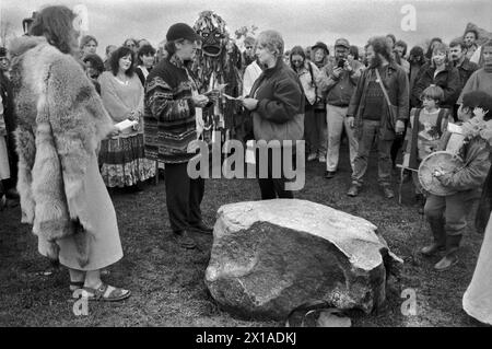 Membres hippie New Age de l'ordre druide britannique lors d'une cérémonie de jeûne de main sur la pierre de l'anneau à Avebury, ceci est un renouvellement de leurs vœux de mariage. Avebury, Wiltshire, Angleterre 1996. Années 1990 UK HOMER SYKES ma ref 9/4989/ Banque D'Images