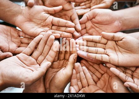 Mains, travail d'équipe et collaboration en gros plan avec le partenariat et la charité pour le soutien de la communauté. Groupe, personnes ou amis et foule paume pour de l'aide Banque D'Images