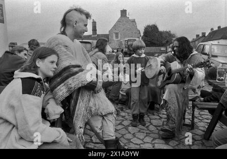 Membres de l'ordre druide britannique, au local, le pub Red Lion et le village d'Avebury construit dans le monument néolithique hengé. Les druides New Age écoutant de la musique bardique. 1996 Wiltshire Angleterre 1990s UK HOMER SYKES ma réf 34a/4987/ Banque D'Images