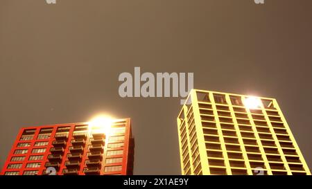 Image éditoriale d'immeubles d'appartements rouges et jaunes sous un ciel gris surréaliste lors d'une journée ensoleillée dans l'est de Londres, Royaume-Uni Banque D'Images