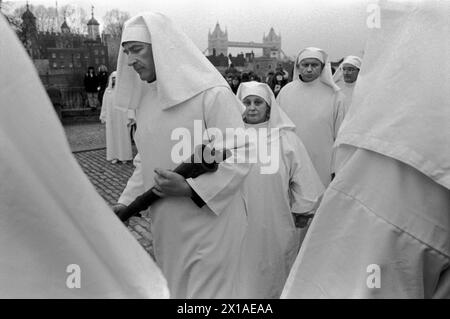 Londres, Angleterre vers mars 1996. Les Druid Order vêtus de leurs robes blanches célèbrent l'équinoxe de printemps à Tower Hill dans la ville de Londres. Tower Bridge en arrière-plan. Années 1990 UK HOMER SYKES ma réf 24/4990/ Banque D'Images