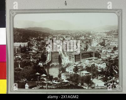 Sarajevo du nord, vue plongeante de la ville Sarajevo. Page 4 de l'album 'Seine Majestaet unser Allergnaedigster Kaiser und Koenig FRANZ JOSEF I. in Bosnien und der Hercegovina 30. Mai - 3. Juni 1910. ', 1910 - 19100101 PD16878 - Rechteinfo : droits gérés (RM) Banque D'Images