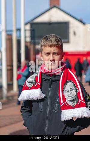 Jeune garçon Liverpool FC fan avec écharpe Banque D'Images