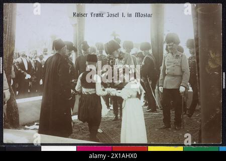 Voyage de Franz Joseph I, Empereur d'Autriche, à travers la Bosnie et Hercegovine 30.5.1910 - 3,6.1910, demeure à Mostar : L'empereur prenant des enfants pain, sel et fleurs perpendiculairement carte postale au négatif du voyage de l'empereur, détail, abattage dans l'album 'Momentbilder de Sarajevo et Mostar 1910. Du studio Fachet, Vienne XIX. ', 03.06.1910 - 19100603 PD0005 - Rechteinfo : droits gérés (RM) Banque D'Images