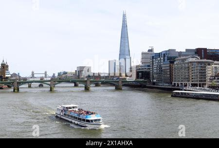 The Shard domine la ville de Londres. C'est la vue depuis le Millennium Bridge qui traverse la Tamise en face de la cathédrale Saint-Paul Banque D'Images