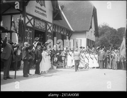 Présentation de gala anniversaire en préparation Poelten, visite de l'empereur Franz Joseph sur la promenade vers le champ de tir militaire dans l'occasion de l'anniversaire du tir festif du club de fusiliers basse-Autriche., 21.06.1910 - 19100621 PD0007 - Rechteinfo : droits gérés (RM) Banque D'Images