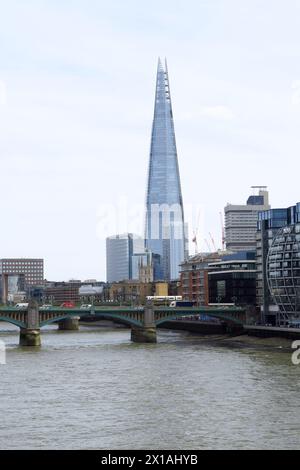 The Shard domine la ville de Londres. C'est la vue depuis le Millennium Bridge qui traverse la Tamise en face de la cathédrale Saint-Paul Banque D'Images