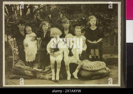 Les enfants de l'ancien empereur Charles Ier d'Autriche à Lequeitio, image de groupe dans le Parc du Palacio Uribarren. De gauche à droite : Otto, Elisabeth Charlotte, Felix, Robert, Charlotte, Adélaïde, devant : Carl Lewis et Rudolf. Extrait de l'album de famille du photographe, daté avec 1921 / 1922., 19.10.1922 - 19221019 PD0005 - Rechteinfo : Rights Managed (RM) Banque D'Images