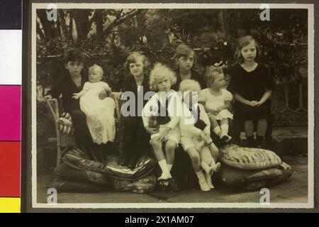 Les enfants de l'ancien empereur Charles Ier d'Autriche à Lequeitio, image de groupe dans le Parc du Palacio Uribarren. De gauche à droite : Otto, Elisabeth Charlotte, Felix, Robert, Charlotte, Adélaïde, devant : Carl Lewis et Rudolf. Extrait de l'album de famille du photographe, daté avec 1921 / 1922., 19.10.1922 - 19221019 PD0008 - Rechteinfo : Rights Managed (RM) Banque D'Images