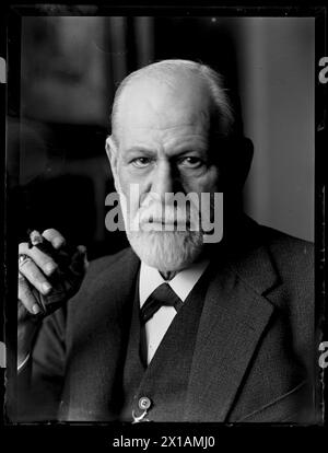 Image Sigmund Freud (1856-1939), mi-longueur Sigmund Freud, un cigare à la main droite, 1926 - 19260101 PD1871 - Rechteinfo : droits gérés (RM) Banque D'Images