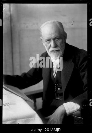 Image Sigmund Freud (1856-1939), Sigmund Freud avec un journal à une table assise., 1926 - 19260101 PD1911 - Rechteinfo : droits gérés (RM) Banque D'Images