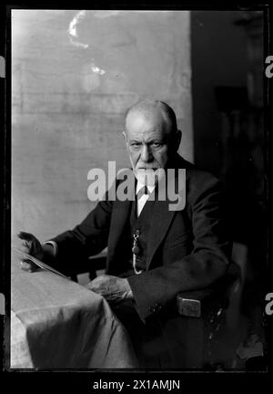 Image Sigmund Freud (1856-1939), Sigmund Freud avec un journal assis à une table, 1926 - 19260101 PD1912 - Rechteinfo : droits gérés (RM) Banque D'Images