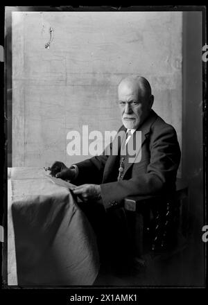 Image Sigmund Freud (1856-1939), Sigmund Freud avec un journal à une table assise., 1926 - 19260101 PD1914 - Rechteinfo : droits gérés (RM) Banque D'Images