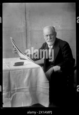 Image Sigmund Freud (1856-1939), Sigmund Freud avec un journal assis à une table, 1926 - 19260101 PD1947 - Rechteinfo : droits gérés (RM) Banque D'Images