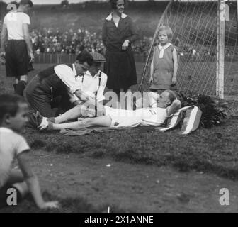 Coureur de marathon Franz Tuschek, se reposer, adorer la femme et la fille, sur ses lauriers de., 1929 - 19290101 PD3489 - Rechteinfo : droits gérés (RM) Banque D'Images