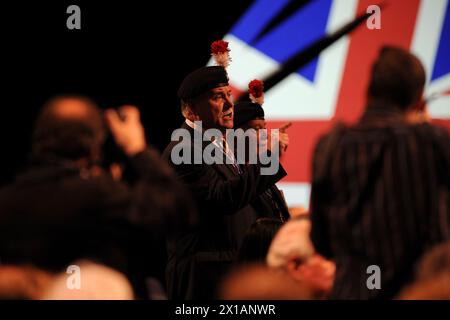 Le colonel Ian Brazier (à gauche), président de la Fusiliers Association, chahute le secrétaire à la Défense Philip Hammond lors de l'un des discours d'ouverture de la conférence conservatrice 2013, tenue à Manchester Central. Banque D'Images