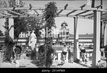 Bad Voeslau, bain thermal (1926 ouverture). Vue de la pergola à travers la piscine vers le risalit médian avec tour du bâtiment d'entrée, 1930 - 19300101 PD8753 - Rechteinfo : droits gérés (RM) Banque D'Images