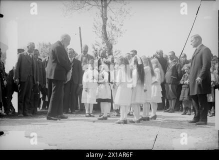 Mikhail Hainisch, secrétaire au commerce à Erl, Hainisch sur son voyage au congrès touristique de Kufstein : accueil par un groupe de filles Erl., 01.05.1930 - 19300501 PD0046 - Rechteinfo : droits gérés (RM) Banque D'Images