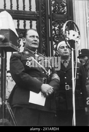 Congrès du parti national-socialiste Gau à Vienne, Goering lors de son discours devant le micro, à droite gauleiter Frauenfeld, 1932 - 19320101 PD4608 - Rechteinfo : droits gérés (RM) Banque D'Images