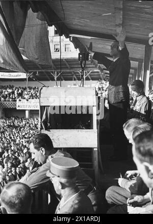 Congrès national-socialiste du parti Gau à Vienne, représentation scénique de Joseph Goebbels dans l'Engelmann-Arena, à côté à la balustrade le gauleiter viennois Alfred Edward Frauenfeld , 1932 - 19320101 PD4503 - Rechteinfo : Rights Managed (RM) Banque D'Images