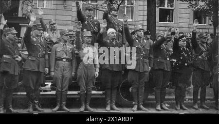 Congrès du parti national-socialiste Gau à Vienne, rassemblement sur le ring : debout avec bandage gauleiter Frauenfeld, gauche après lui Goering, droite Roehm, 1932 - 19320101 PD4614 - Rechteinfo : droits gérés (RM) Banque D'Images