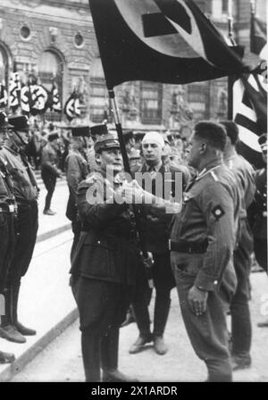 Congrès du parti national-socialiste GAU à Vienne, Goering présente de nouveaux drapeaux sa au gauleiter Frauenfeld (avec bandage), 1932 - 19320101 PD4612 - Rechteinfo : droits gérés (RM) Banque D'Images