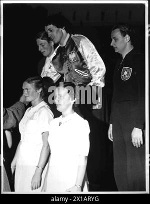 Championnats d'Europe d'athlétisme, cérémonie de présentation 100m des femmes : Blankers Koen (Hollande, 3ème), Walasiewiecz (Pole, 1er) et Frizzily (Allemagne, 2ème), 1938 - 19380101 PD3266 - Rechteinfo : Rights Managed (RM) Banque D'Images