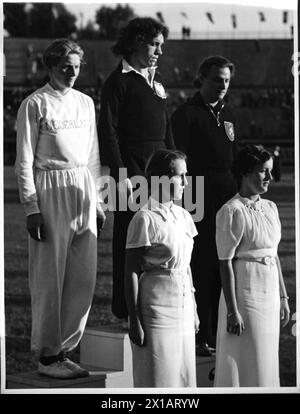 Championnats d'Europe d'athlétisme, cérémonie de présentation 200 mètres des femmes, à partir de la gauche : Fanny Blankers Koen (Hollande, 3ème), Walasiewicz (Pole, 1ère), Frizzily (Allemagne, 2nd), 1938 - 19380101 PD3267 - Rechteinfo : droits gérés (RM) Banque D'Images