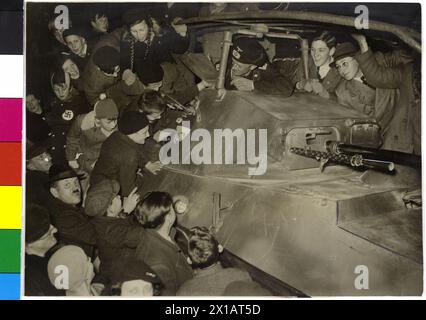 Entrée des troupes de la Wehrmacht allemande à Vienne, une voiture blindée devenant de la viennoise teenyboppers view, 13.3.1938 - 19380313 PD0033 - Rechteinfo : Rights Managed (RM) Banque D'Images