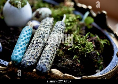 Un morceau de bois sculpté avec la lettre B dans une police artistique, parfait pour les projets d'arts créatifs. Peut être utilisé dans la fabrication de bijoux, nail art, ou comme Uni Banque D'Images