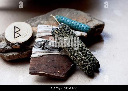 Un morceau de bois sculpté avec la lettre B dans une police artistique, parfait pour les projets d'arts créatifs. Peut être utilisé dans la fabrication de bijoux, nail art, ou comme Uni Banque D'Images