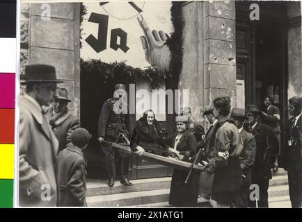 Plébiscite à Vienne, toute femme âgée se trouvant sur une civière dans un bureau de vote usée, 10.4.1938 - 19380410 PD0040 - Rechteinfo : droits gérés (RM) Banque D'Images