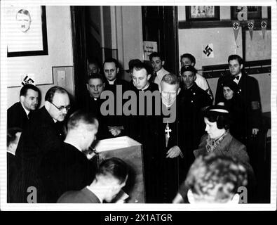 Le plébiscite à Vienne, le cardinal Innitzer au scrutin dans le bureau de vote de la Stubenbastei 10.4.1938 - 19380410 PD0058 - Rechteinfo : droits gérés (RM) Banque D'Images