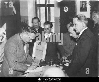 Plébiscite à Vienne, Seyss-Inquart au scrutin dans son bureau de vote sur la Rupertusplatz à Dornbach, 10.4.1938 - 19380410 PD0047 - Rechteinfo : droits gérés (RM) Banque D'Images
