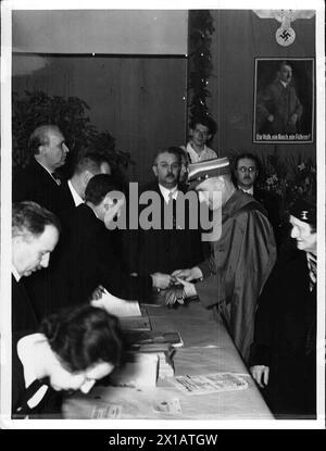Le référendum à Vienne, le maire viennois Neubacher à de son vote dans un bureau de vote à Bischof-Faber-Platz, 10.04.1938 - 19380410 PD0094 - Rechteinfo : droits gérés (RM) Banque D'Images