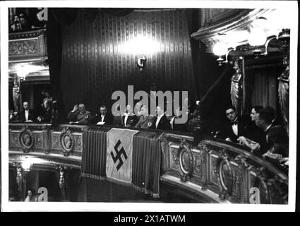 Hitler dans l'opéra d'État viennois, gala de Richard Strauss ''Ein Friedenstag'' pendant les semaines du festival de théâtre du Reich, vue sur le Lodge, de gauche à droite : jury, Loehr, Buerckel, Hitler, Goebbels, 10.6.1939 - 19390610 PD0017 - Rechteinfo : droits gérés (RM) Banque D'Images