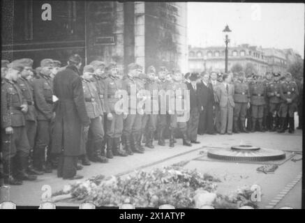 Sur la tombe du soldat inconnu, militaire allemand sous l'Arc de Triomphe, Paris, 1940 - 19400101 PD3519 - Rechteinfo : droits gérés (RM) Banque D'Images